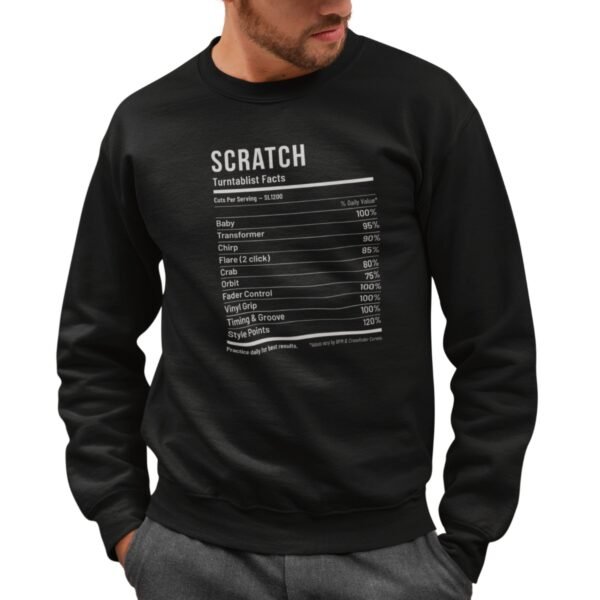 Sweat scratch unisexe porté par un modèle homme