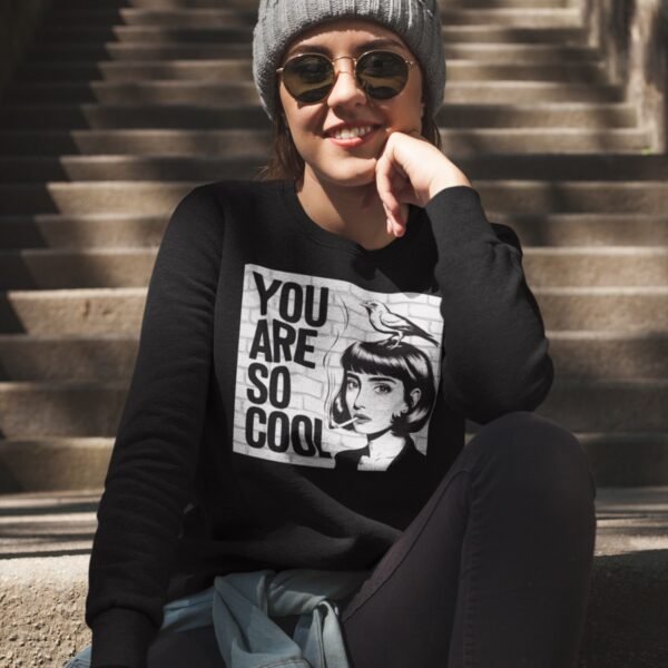 sweat message unisexe porté par une femme