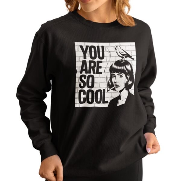 sweat message unisexe porté par une femme