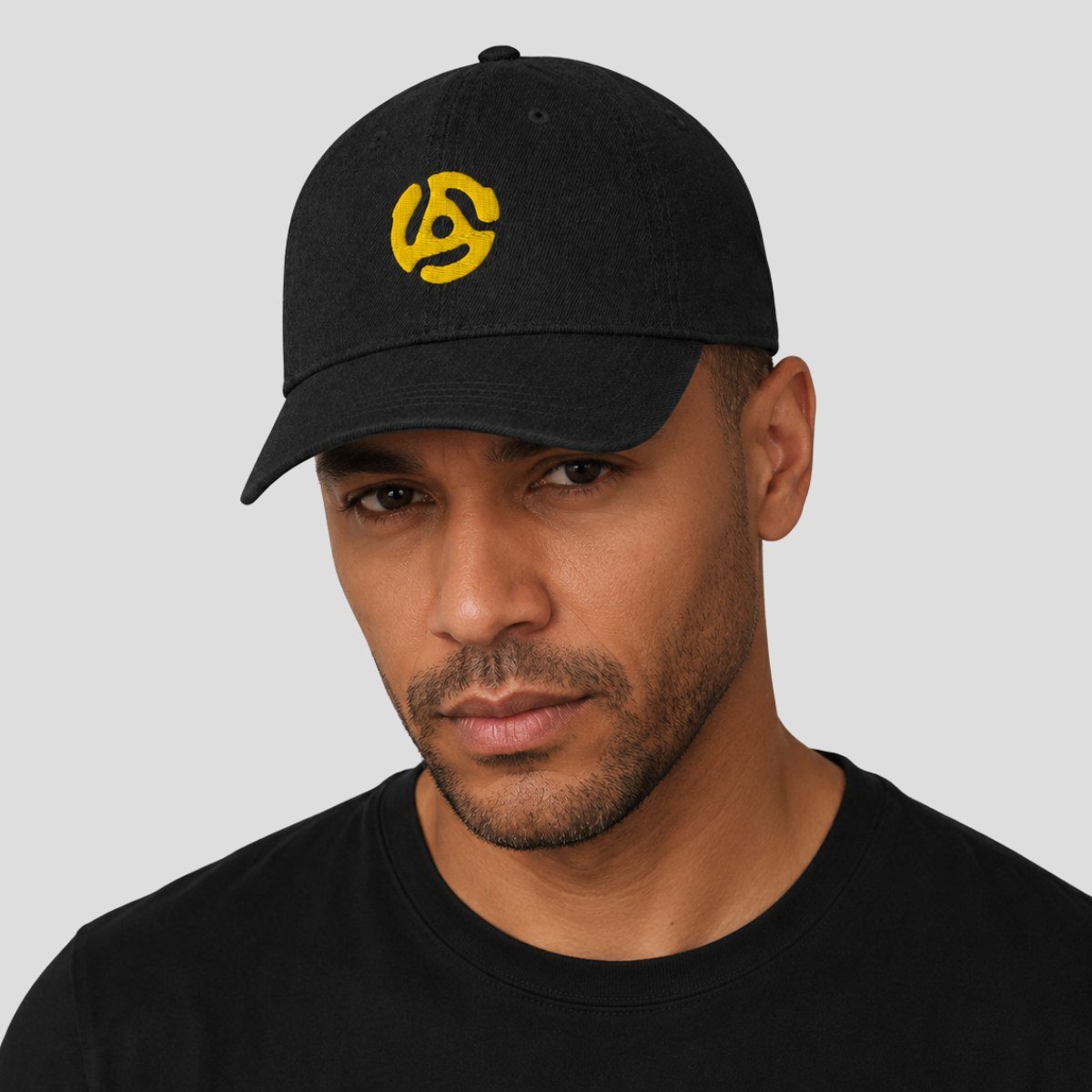 Casquette DJ en jean noire avec broderie inspirée des 45 tours