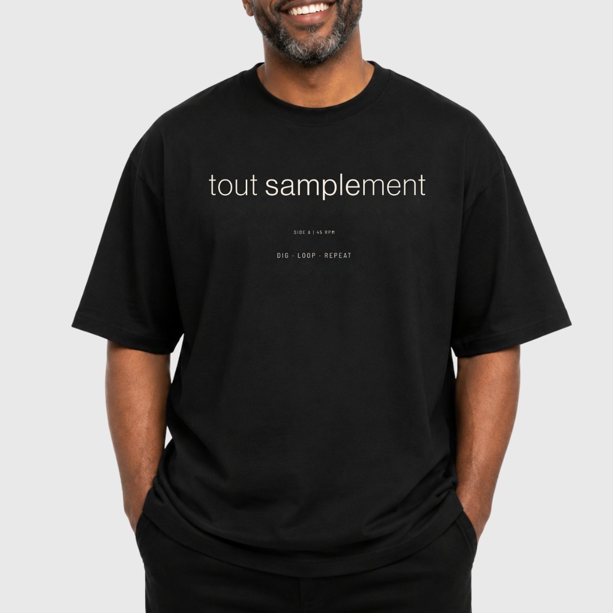 t-shirt oversize DJ noir écru mockup studio